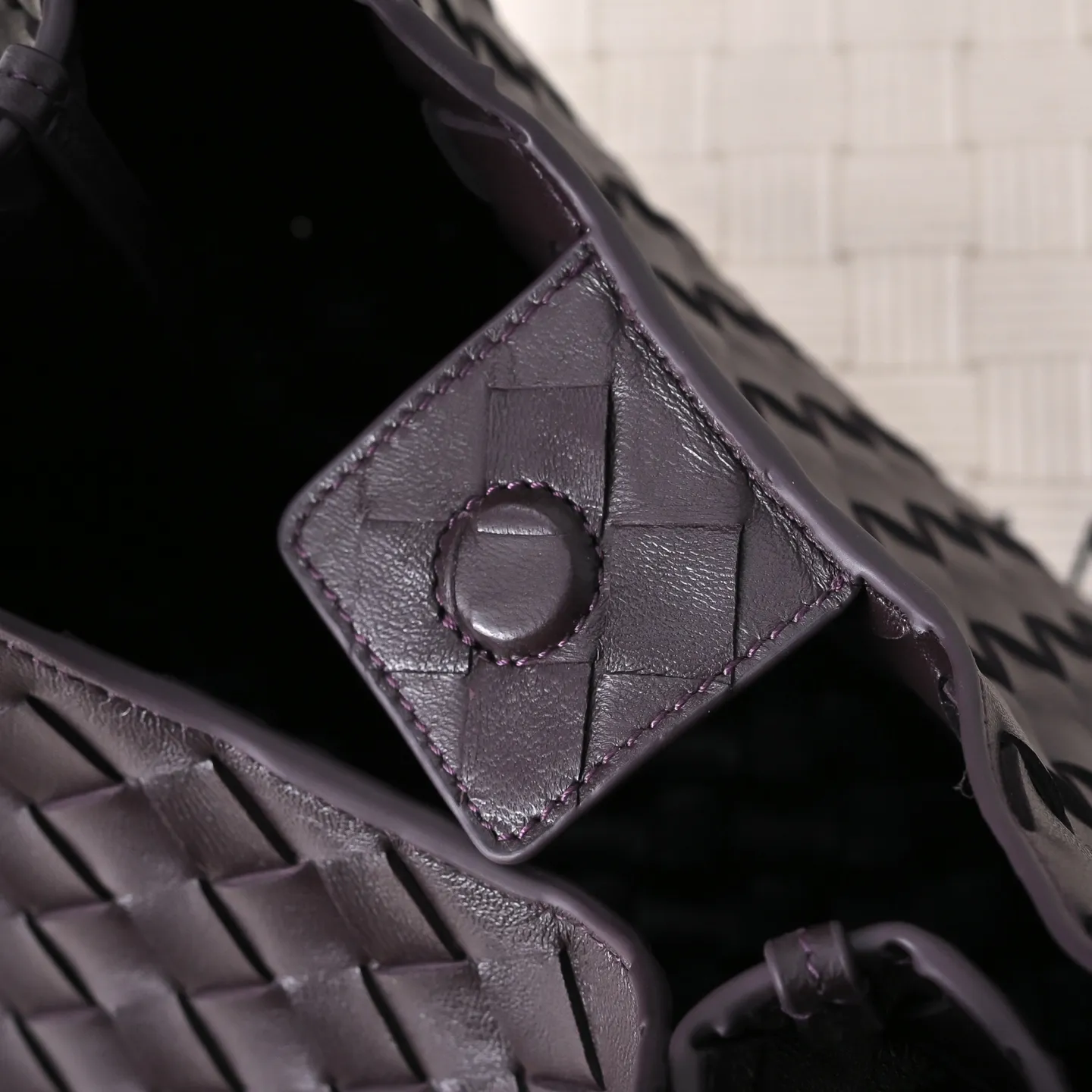 Batch 2160 new products are coming! BOTTEGA VENETA Bottega Veneta's 2025 new Campana shoulder bag is on the market~ First of all, I would like to praise the weight of this bag. As a not too small bag, it is very light for daily use. For people like me who need to carry a lot of belongings when going out, this advantage is great, and it greatly reduces the burden of traveling. 🛍️The shape is a bit like a combination of parachute and jodie. The blunt triangle shape is cute and honest. Carrying it on your back when going shopping is a good mood accelerator. The handles and body of the bag are both classic weaves. A tie is added to the original open design. If it is not tied up, the bag will look like a small vegetable basket when carried. Style number: 4249 Size: 33*20*16.5cm